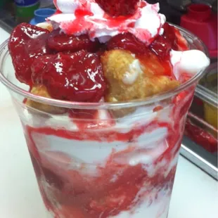 FRIED STRAWBERRY CHEESE CAKE SUNDAE