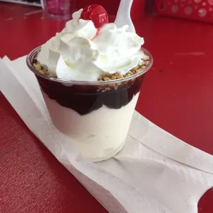Hot fudge sundae
