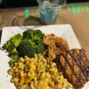 Salmon Dinner Mac &amp; Cheese Seasoned Broccoli