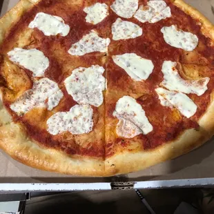 The basil mozzarella pizza we had originally ordered that was made without basil