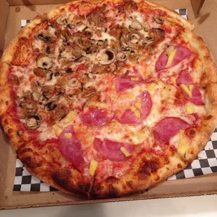 Half mushroom sausage, half Hawaiian ... We call it the happy family :)