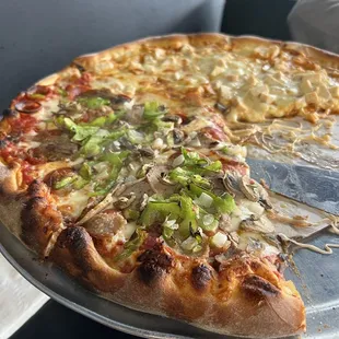 Lunch with the family, takeout to watch a game, or a slice of cheese on the go. This pizza rises to the occasion.
