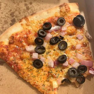 Worst slice of pizza I've ever had!!  100% tastes like cardboard but a beautiful crisp to the crust ‍