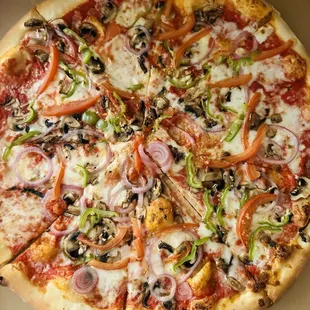 18" The Triboro Pie (onions, mushrooms, bell peppers, tomato, garlic)--delish!