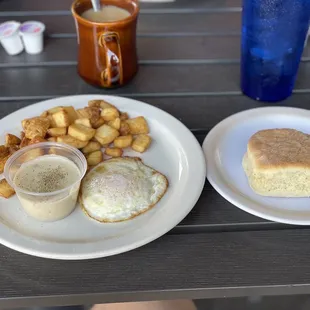 One egg plate with Biscuits and Gravy