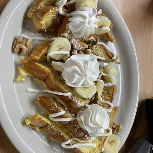 French toast with walnuts and banana