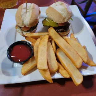 Sliders wirh fries