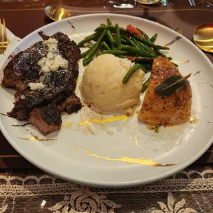 Steak prepared to perfection, Garlic mash potatoes that melted in my mouth, Chicken Flotentine, and green beans.