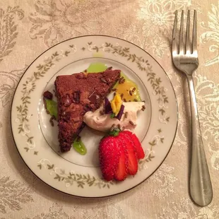 Chocolate Brownie w/creme &amp; strawberry