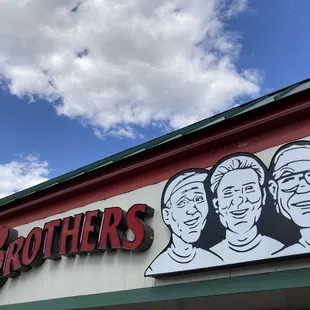 the sign for brothers bar and grill