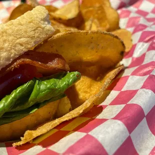 Pub chips &amp; BLT