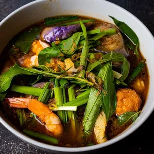 62. Bun mam

Rice vermicelli noodle soup with shrimps, big cuts of fish, pork and squid