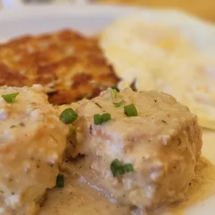 delicious biscuits and gravy. with crispy hashbrowns too. *chefs kiss*