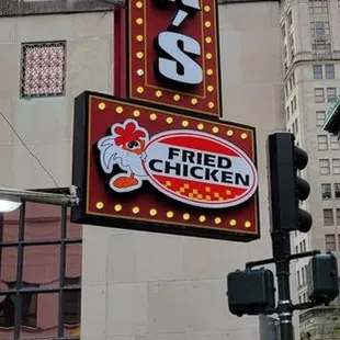 Off the chain chicken when it's piping hot!  Tucked away treasure for tourists!