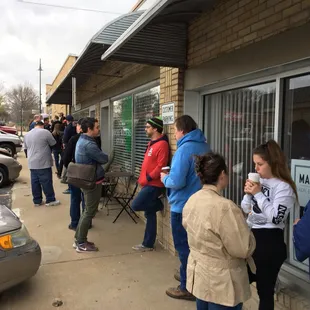 The line for #RSD2018 already stretches at least half a block. Hard to say if I'll find anything I came for.