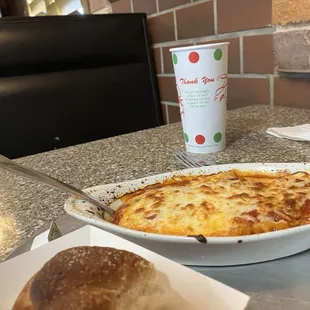 Lunch special 3 pastas, lasagna, ravioli and manicotti, comes with a roll