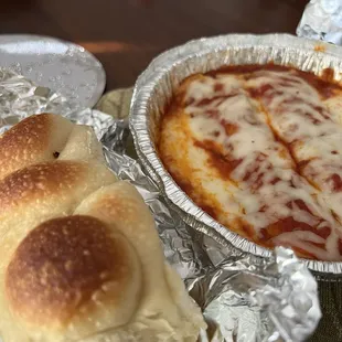 Manicotti with rolls.