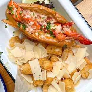Lobster Roll w/Truffle Tots | Instagram @restaurant_aholic