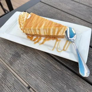Cheesecake with caramel drizzle