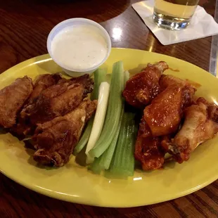 A &quot;pound&quot; of wings. You can split them into 2 flavor sauces.