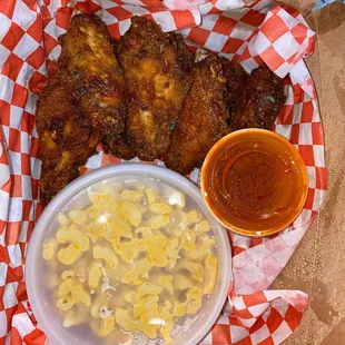 Wing basket with Mac n cheese