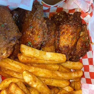 Wing basket with fries