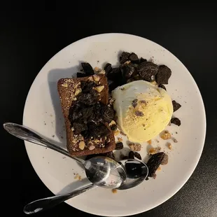 Traditional brownie with vanilla ice cream