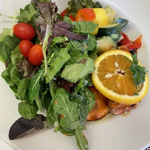lunch plate (chicken, Szechuan, salad seasonal greens, vegetable medley)