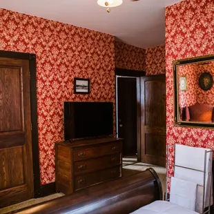 Lincoln Room/Suite. Available as single room or two room suite.