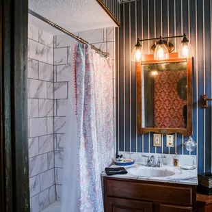 Lincoln Room/Suite. Available as single room or two room suite.