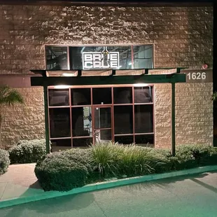 the front of a restaurant at night