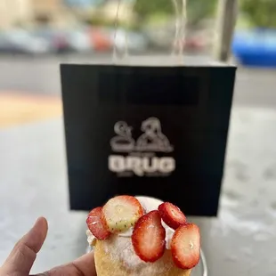 今年もよろしくお願いします! Strawberry Mochi Fluffy AnPan "Ichigo Daifuku"! Get it! IG: @eric_travel_guru