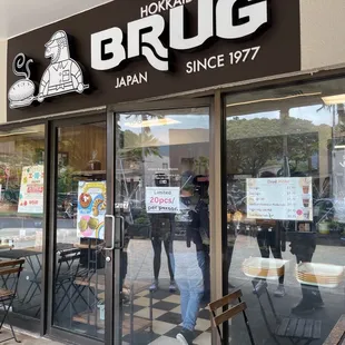 Slim pickings. Only bread left. Select savories will come out around 1:00 pm. Marketing disaster to me.