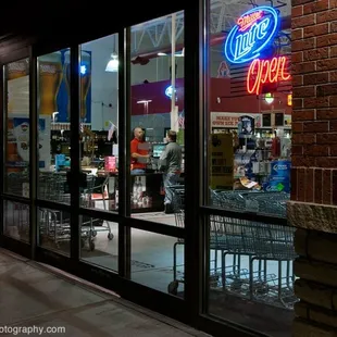 the outside of a restaurant at night
