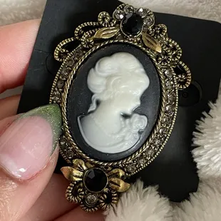 A cameo pendent