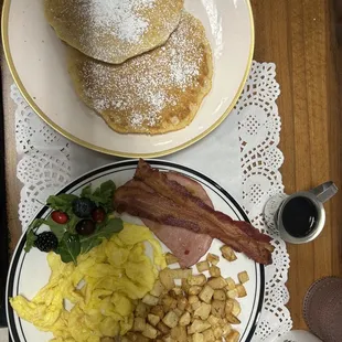 a plate of breakfast food
