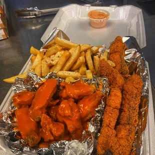 food, chicken wings and fried chicken