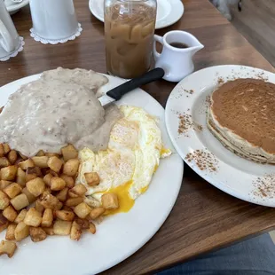 a plate of breakfast food