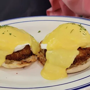 Crab cake benedict
