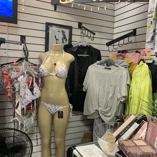 Bikinis , lingerie .