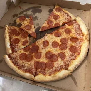 Pizza that taste like it was from Chuck E. Cheese