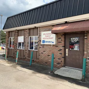 Side of restaurant. I imagine this would be considered main entrance.