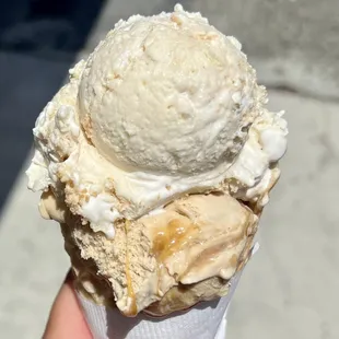 a hand holding an ice cream cone