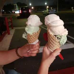 Vanilla, Mint choco chip, NY cheescake, Pitaschio, waffle cone.