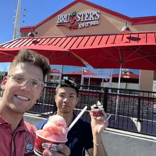 Icecream was amazing! And a nice little grassy area for families and pets as well. Recommend the super hero flavor and the strawberry lemon!