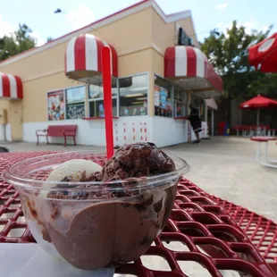 the outside of a restaurant