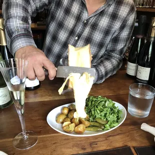 Raclette and champagne. Nothing&apos;s better!