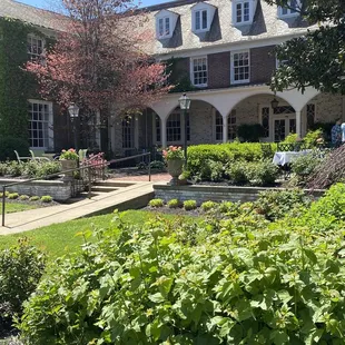 a view of the front of the building