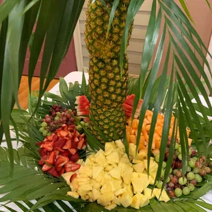 Pineapple palm tree, plus fresh fruit, great for any special occasion