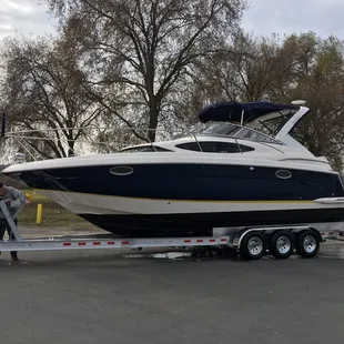 Brian kept this 2007 Regal 3060 Window Express in perfect condition and sparkling like new!